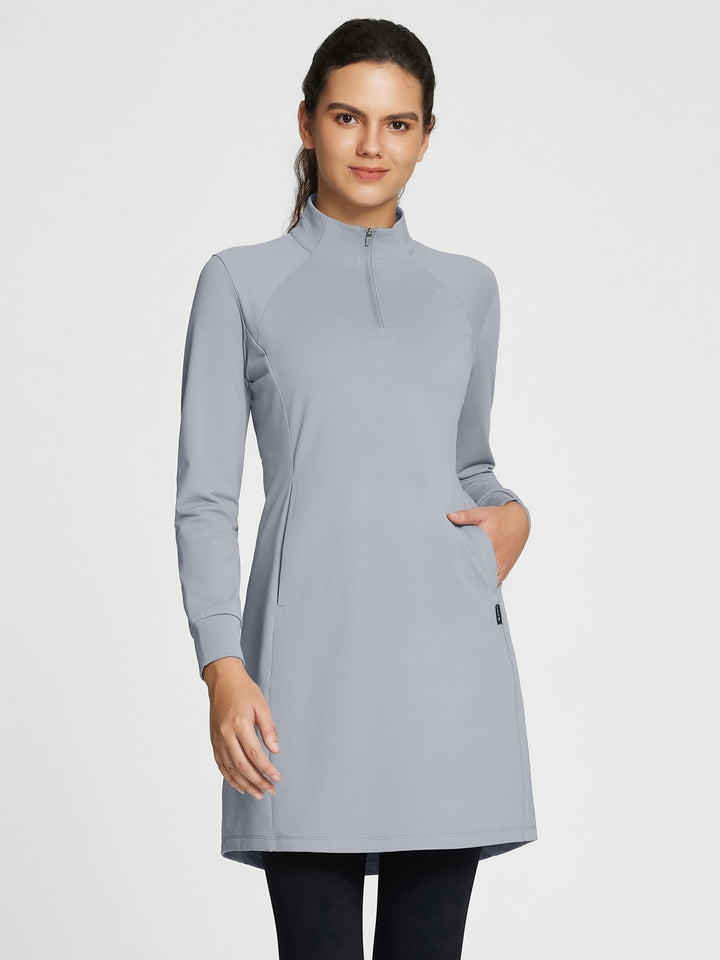 Comodo abito invernale donna in maglia, collo alto e zip, stile casual ma raffinato.
