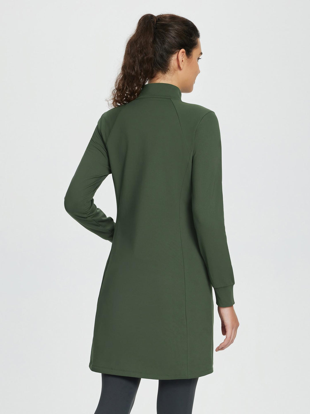 Abito invernale donna casual-chic in maglia, collo alto con zip, pratiche tasche.