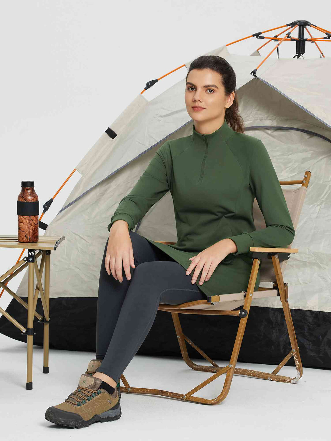 Abito donna invernale in maglia con collo alto e zip, ideale per ufficio o tempo libero.