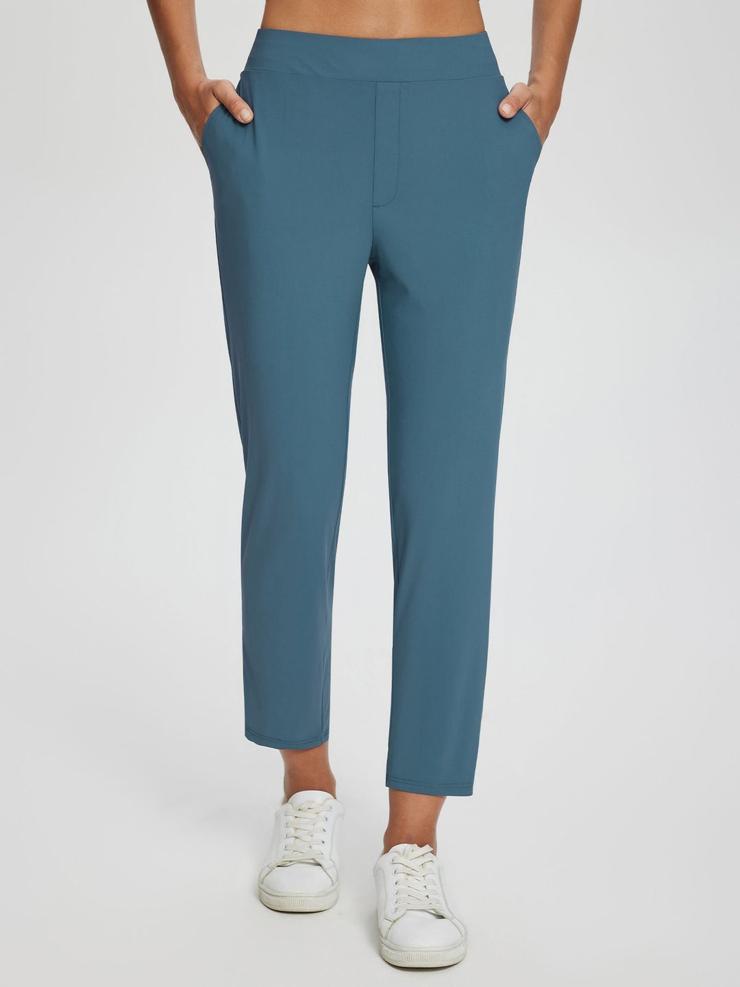 Pantaloni donna versatili per viaggio, vita alta, UPF 50+, spacco discreto e tasche comode.