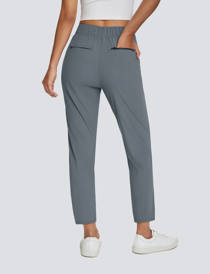 Pantaloni outdoor donna, comodi, vita alta, UPF 50+, spacco elegante e tasche versatili.