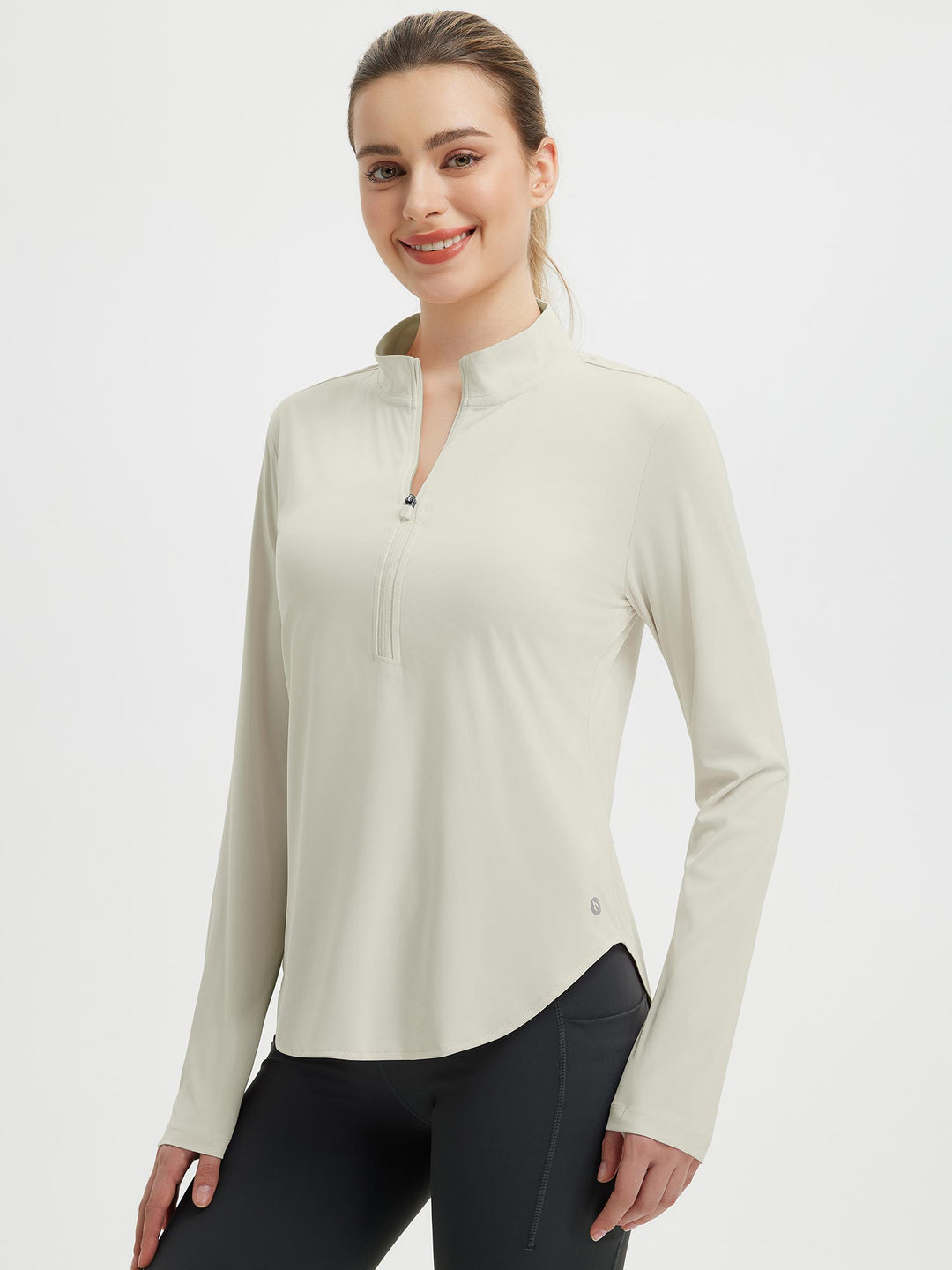 Maglia fitness donna con mezza zip e fori per i pollici, perfetta per allenamento e outdoor.