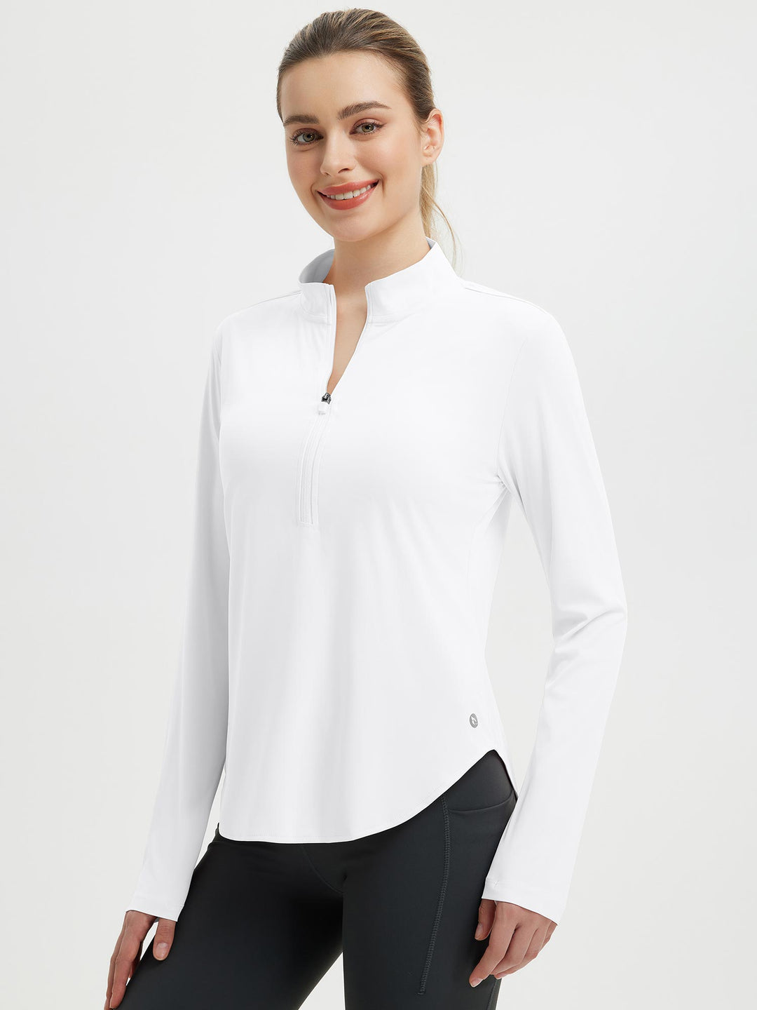 Abbigliamento corsa donna: maglia tecnica maniche lunghe, protezione solare e fori pollici.