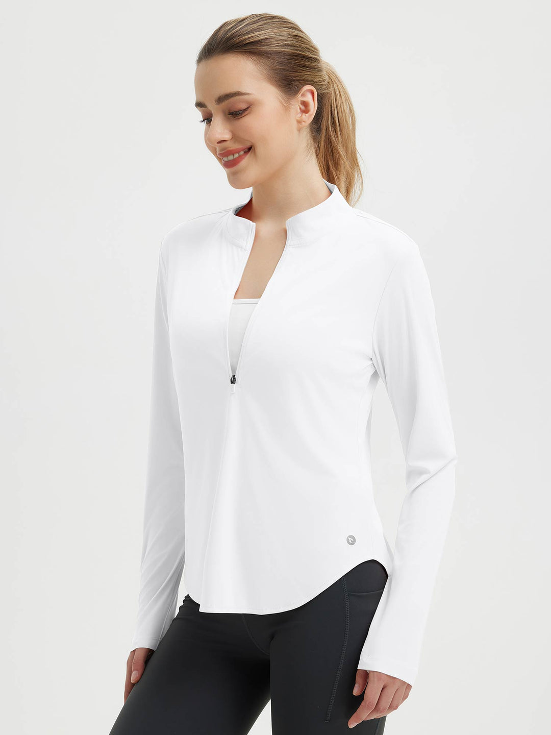 Maglia fitness donna moderna, orlo arrotondato, fori pollici, mezza zip, per un look sportivo.