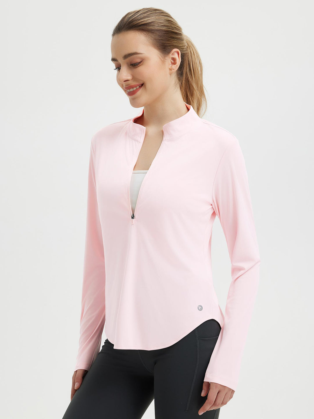 Maglia donna versatile per sport, mezza zip, fori pollici, protezione solare, stile e funzionalità.