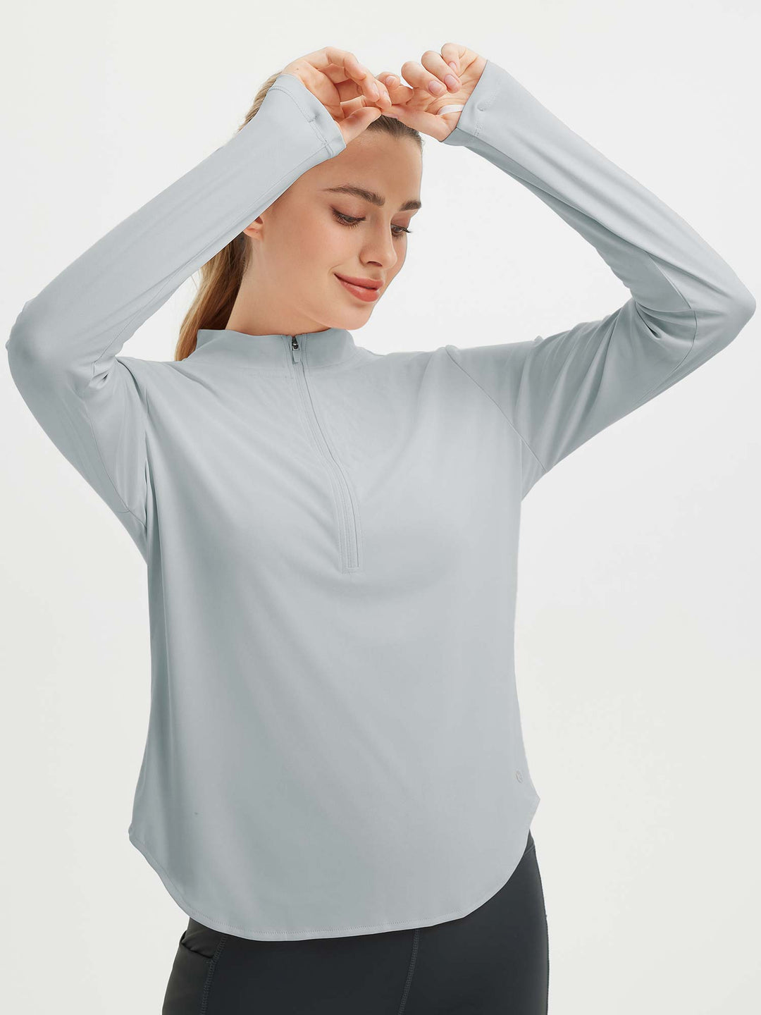 Maglia sportiva donna, maniche lunghe, fori pollici, tessuto traspirante per fitness ed escursioni.