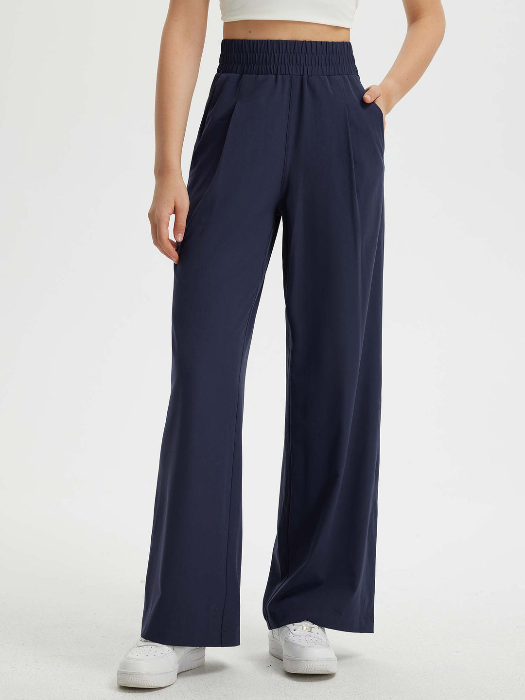 Pantaloni da donna a palazzo, vita elastica e tasche laterali. Perfetti per un look elegante e comodo.