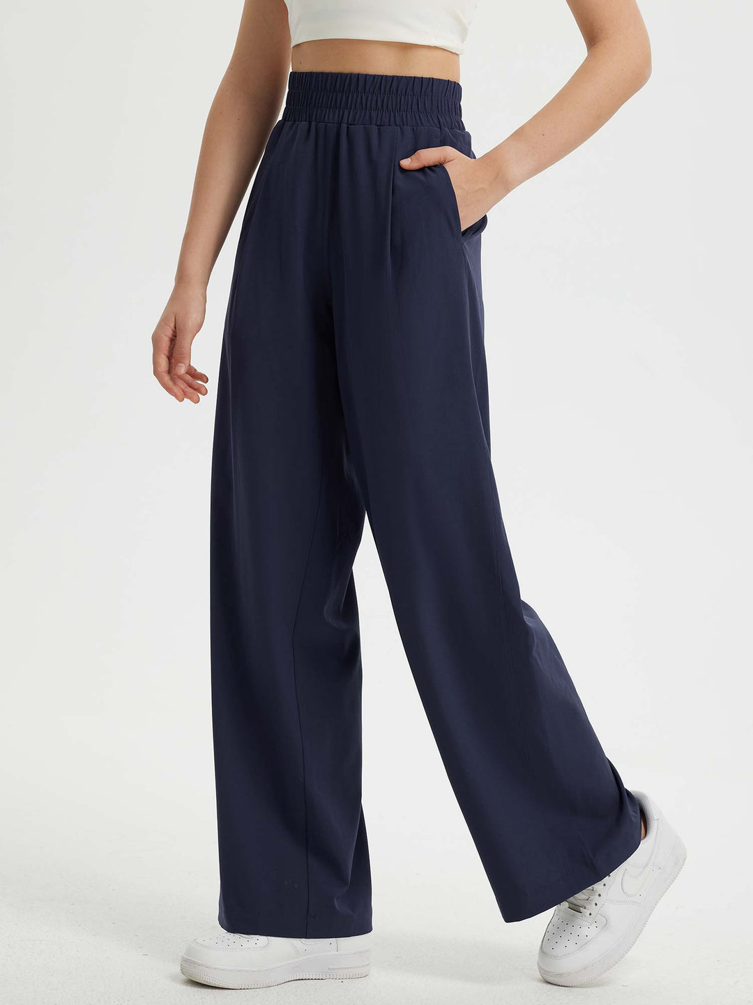 Pantaloni donna ampi con vita elastica e tasche. Versatili per ogni occasione, dal casual all'elegante.