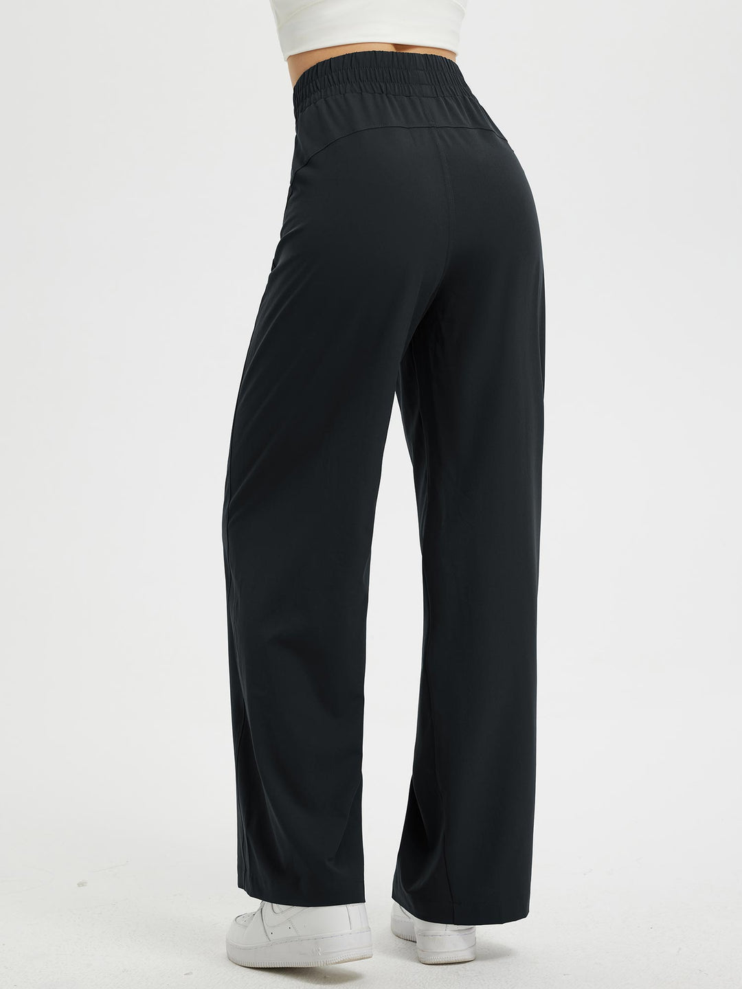 Pantaloni casual chic donna, vita elastica, gamba larga e tasche. L'essenza del comfort e dell'eleganza.