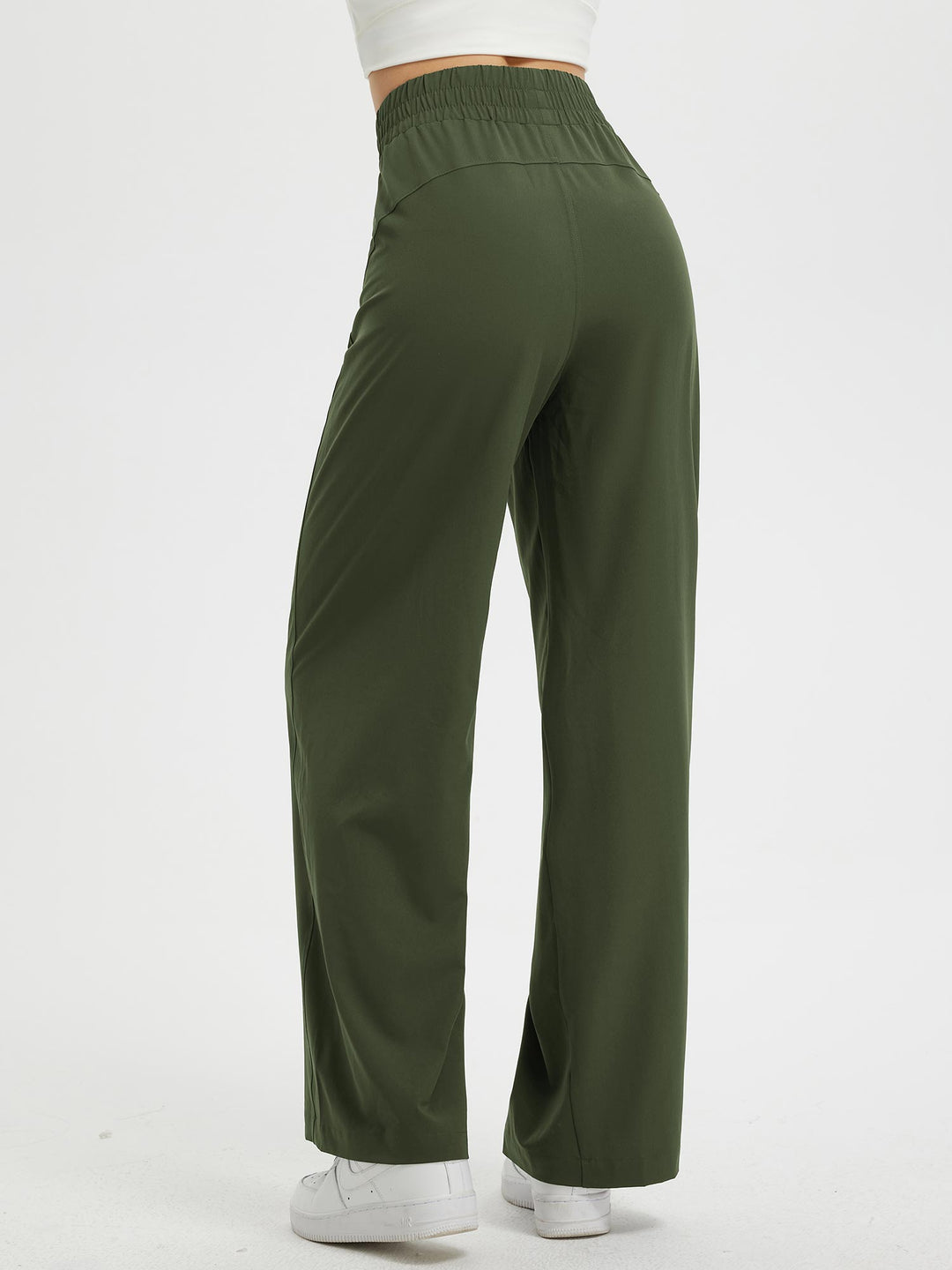 Pantaloni donna versatili con gamba larga, vita elastica e tasche. Adatti per look casual o più formali.