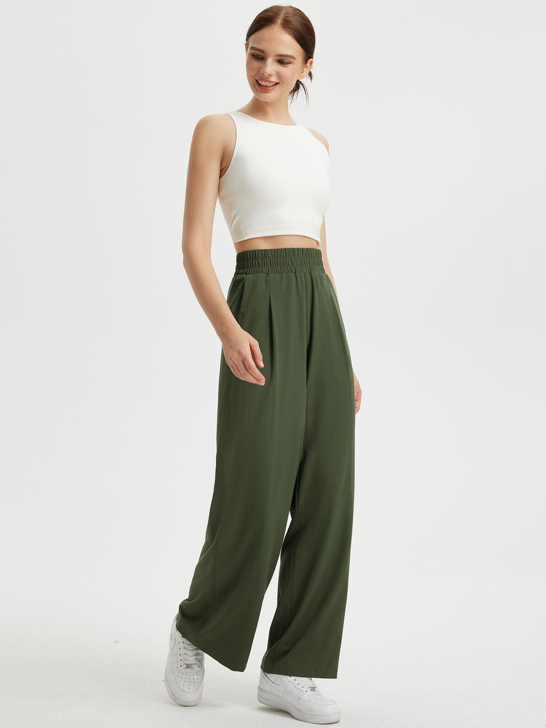Pantaloni donna in tessuto fluido con gamba ampia, vita elastica e tasche. Per un outfit elegante e rilassato.