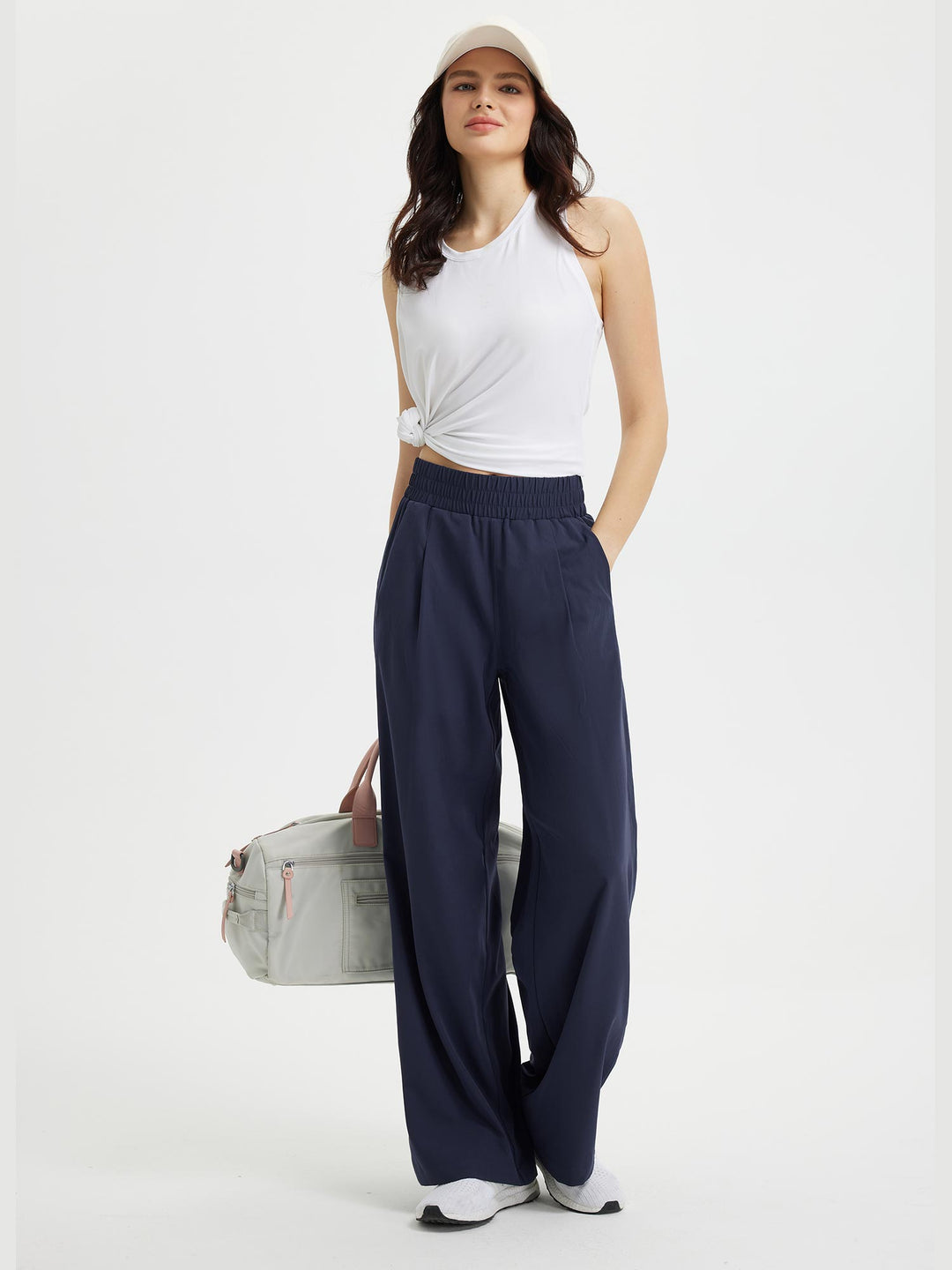 Abbigliamento femminile: pantaloni comodi a gamba larga, vita elasticizzata e tasche. Per un look rilassato.