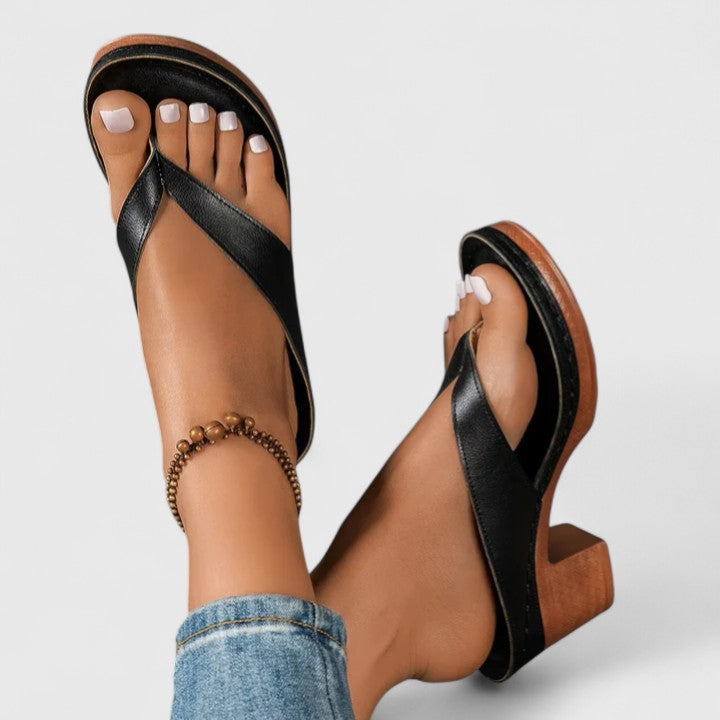Sandali infradito donna comodi, fascette incrociate, perfetti per passeggio estivo e comfort duraturo.