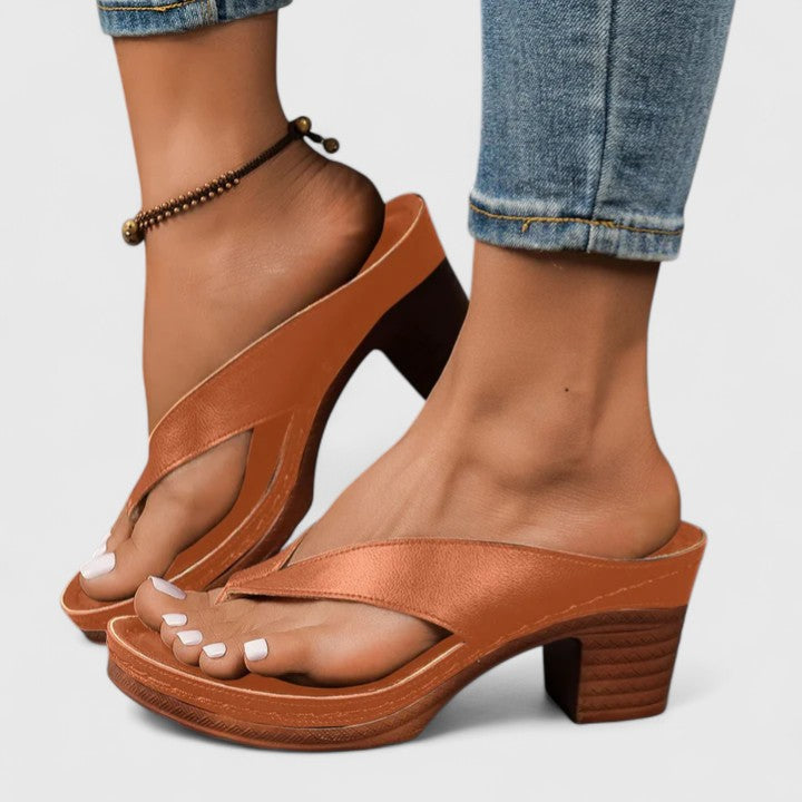 Sandali donna estivi antiscivolo, tacco basso, fascette incrociate, ideali per spiaggia, città e passeggio.