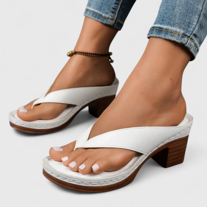 Calzature donna estive, sandali infradito comodi con fascette incrociate per comfort e stile quotidiano.