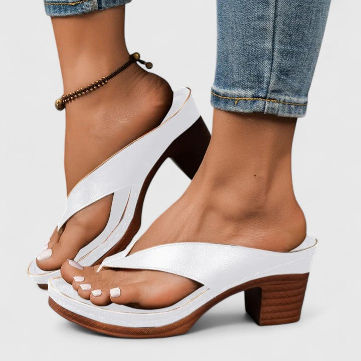 Sandali infradito donna eleganti e comodi, con fascette incrociate, perfetti per l'estate e lunghe passeggiate.
