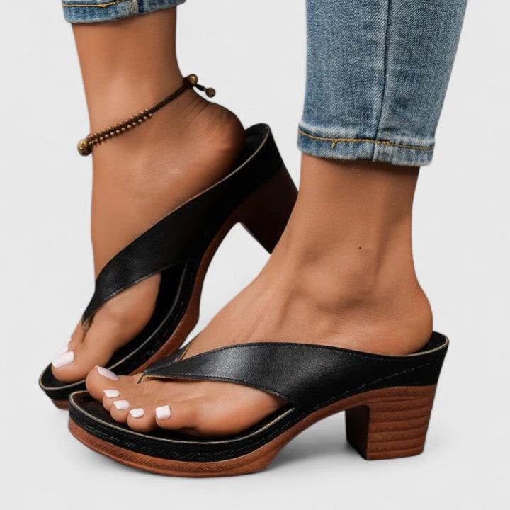 Sandali infradito donna versatili, comodi per spiaggia e città, con eleganti fascette incrociate. Calzature estive.
