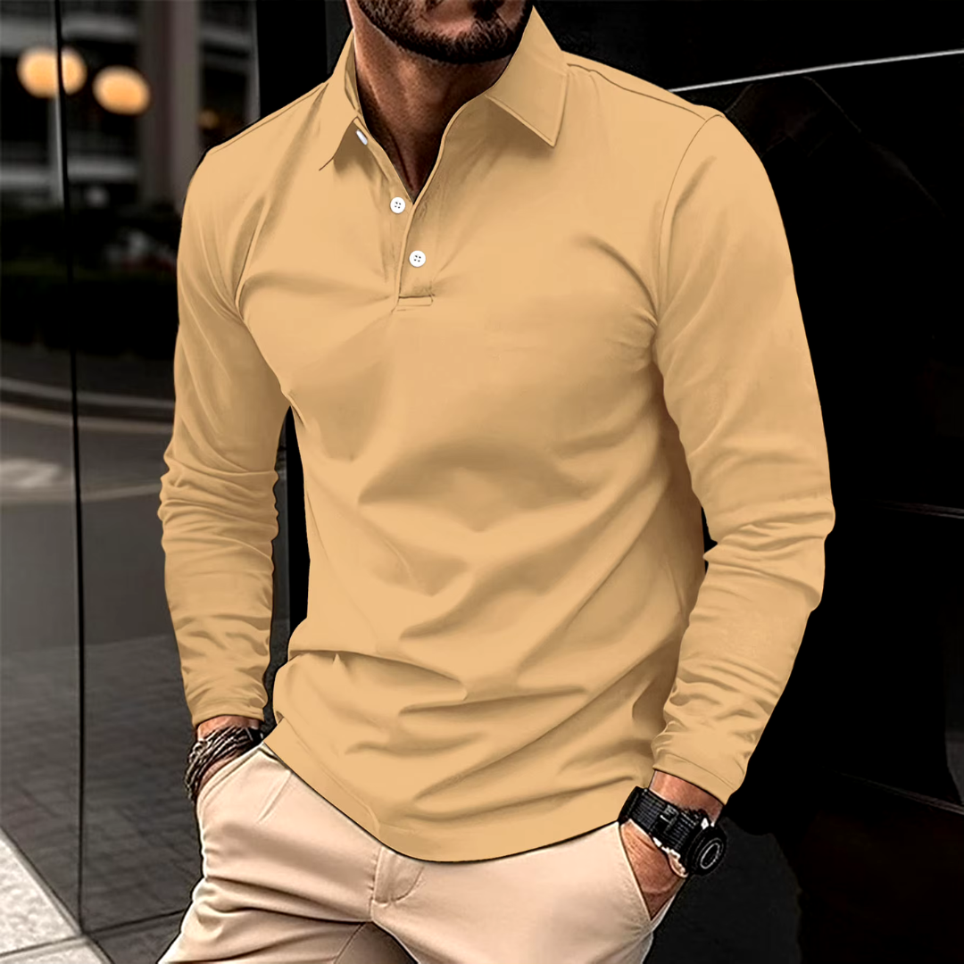 Primo piano di maglietta polo uomo a maniche lunghe, colletto e cuciture, evidenzia comfort e stile elegante.