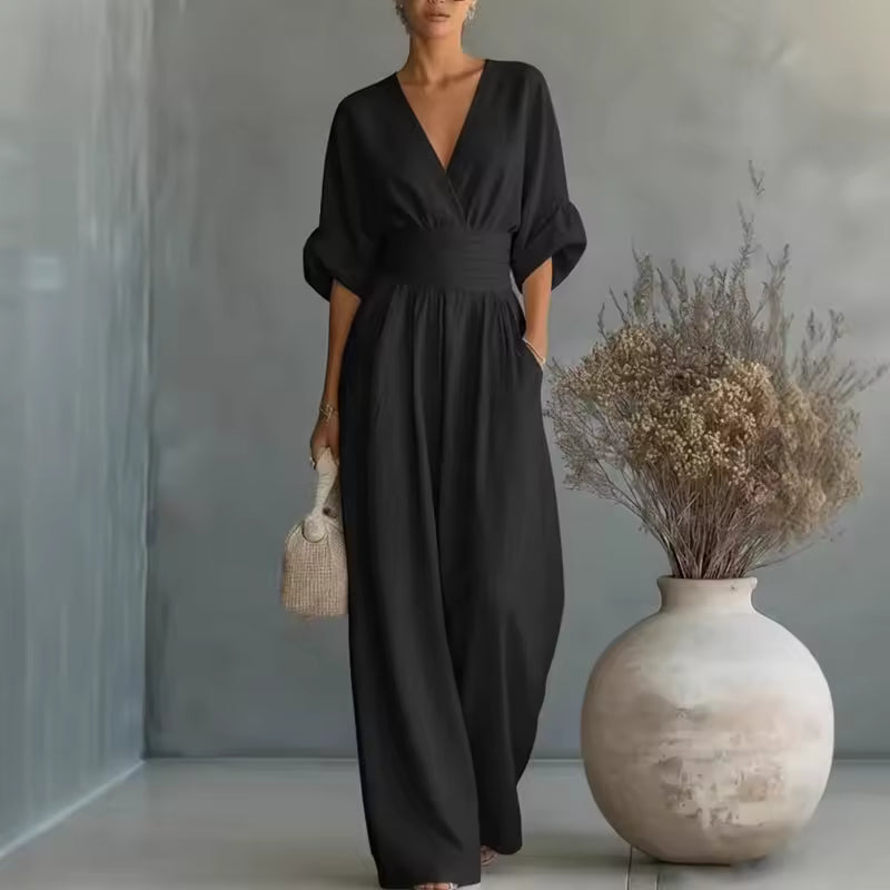 Tuta donna elegante primavera estate, con scollo a V e gamba ampia, un capo essenziale per la moda femminile.