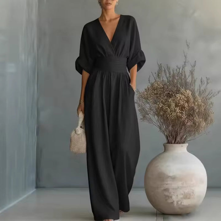 Tuta donna elegante primavera estate, con scollo a V e gamba ampia, un capo essenziale per la moda femminile.
