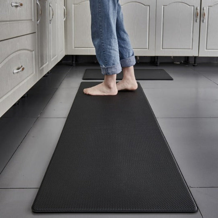 Tappetino cucina ergonomico con base antiscivolo, comfort elevato per chi sta in piedi a lungo.