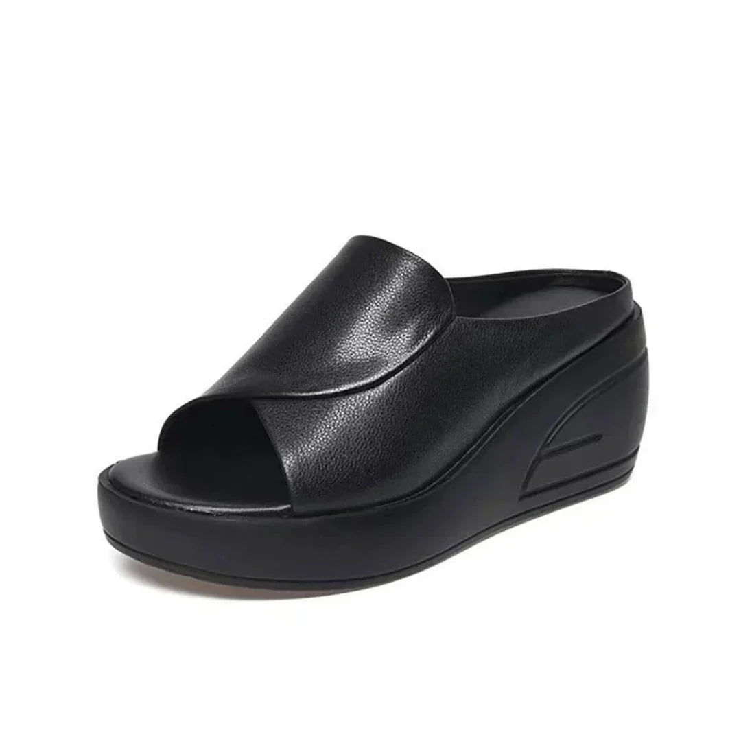Sandali mules da donna con plateau, ideali per la moda estiva, offrono comfort e stile versatile.