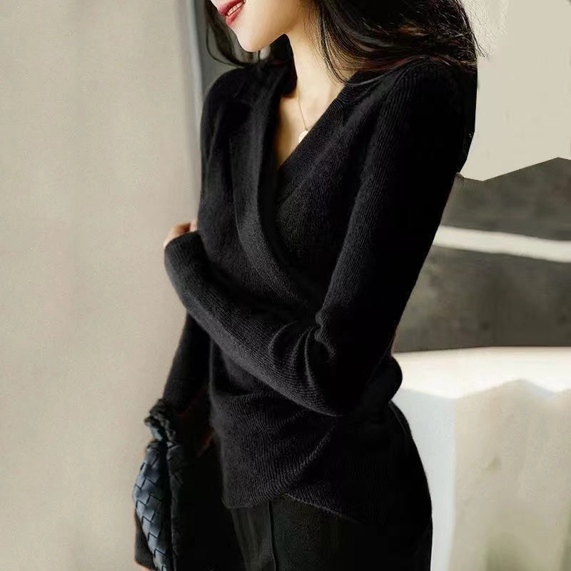Maglione invernale donna, design aderente asimmetrico, collo Peter Pan per un'eleganza casual.