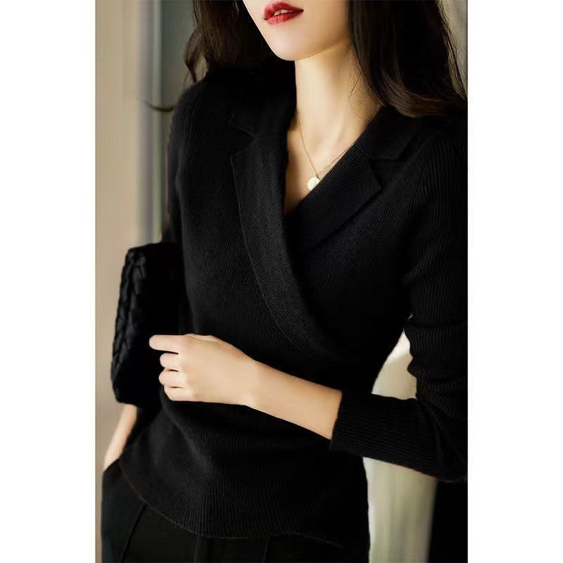 Maglione donna aderente con collo Peter Pan, asimmetrico, disponibile in vari colori per ogni outfit.