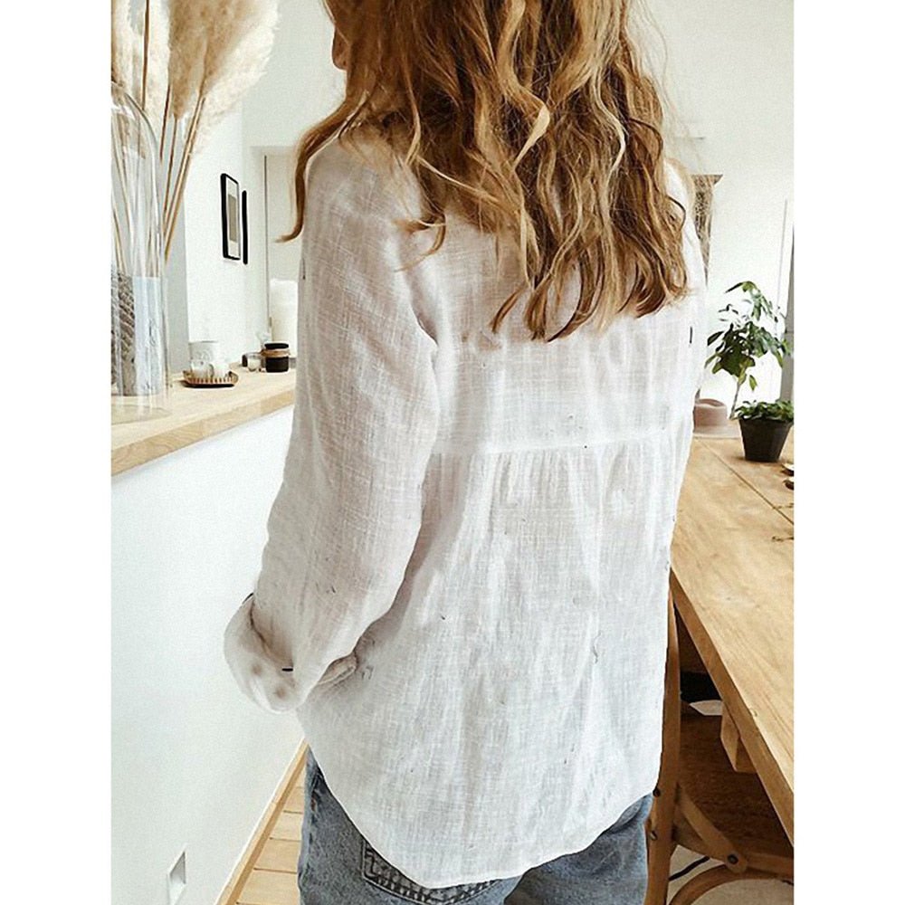 Camicia femminile con collo classico e abbottonatura frontale, tessuto confortevole, moda senza tempo.