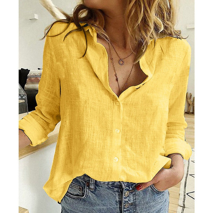 Camicia donna versatile con maniche lunghe, ideale per un look casual o formale, con bottoni frontali.