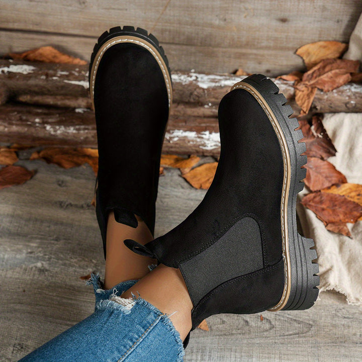 Stivaletti Chelsea platform donna neri con suola dentellata, elastici, comfort. Stile casual autunno inverno.