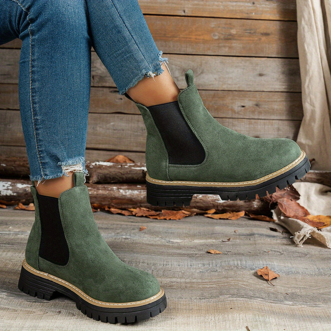 Stivaletti Chelsea marrone scuro, platform e suola dentellata. Perfetti per un look casual elegante.
