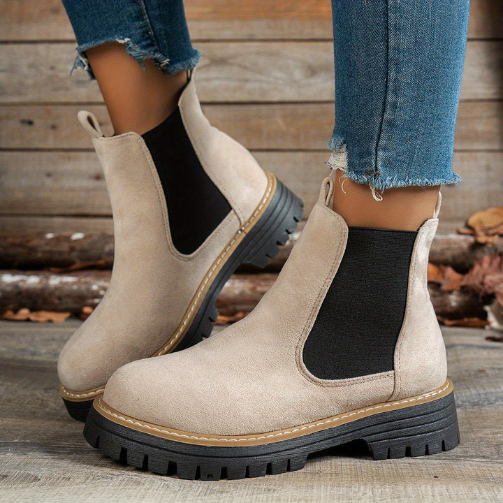 Stivaletti Chelsea beige, platform con suola dentellata. Stivali donna comodi per il tempo libero.