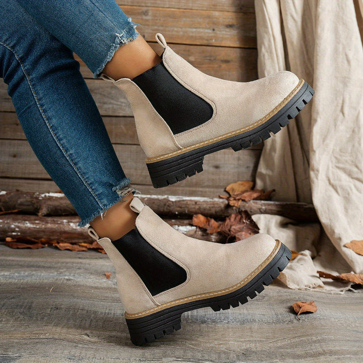Stivaletti Chelsea grigi donna, platform, suola dentellata ed elastici. Comfort quotidiano.