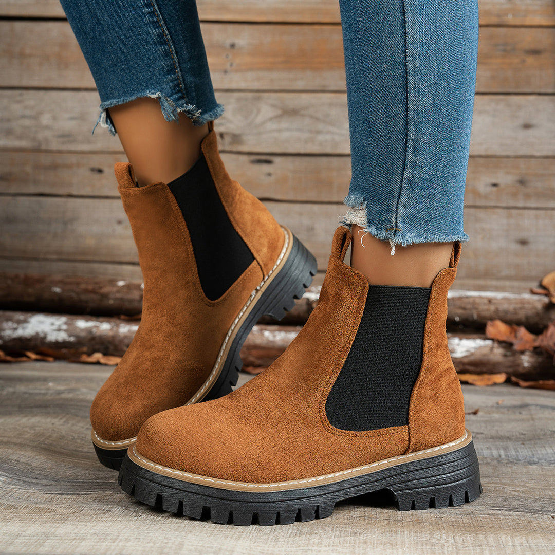 Stivaletti Chelsea verdi, platform con suola dentellata. Calzature donna alla moda per autunno.