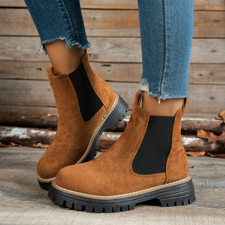 Stivaletti Chelsea verdi, platform con suola dentellata. Calzature donna alla moda per autunno.