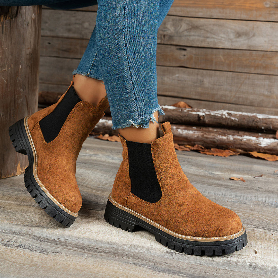 Stivaletti Chelsea donna marrone scuro, platform suola dentellata. Ideali per uno stile casual chic.