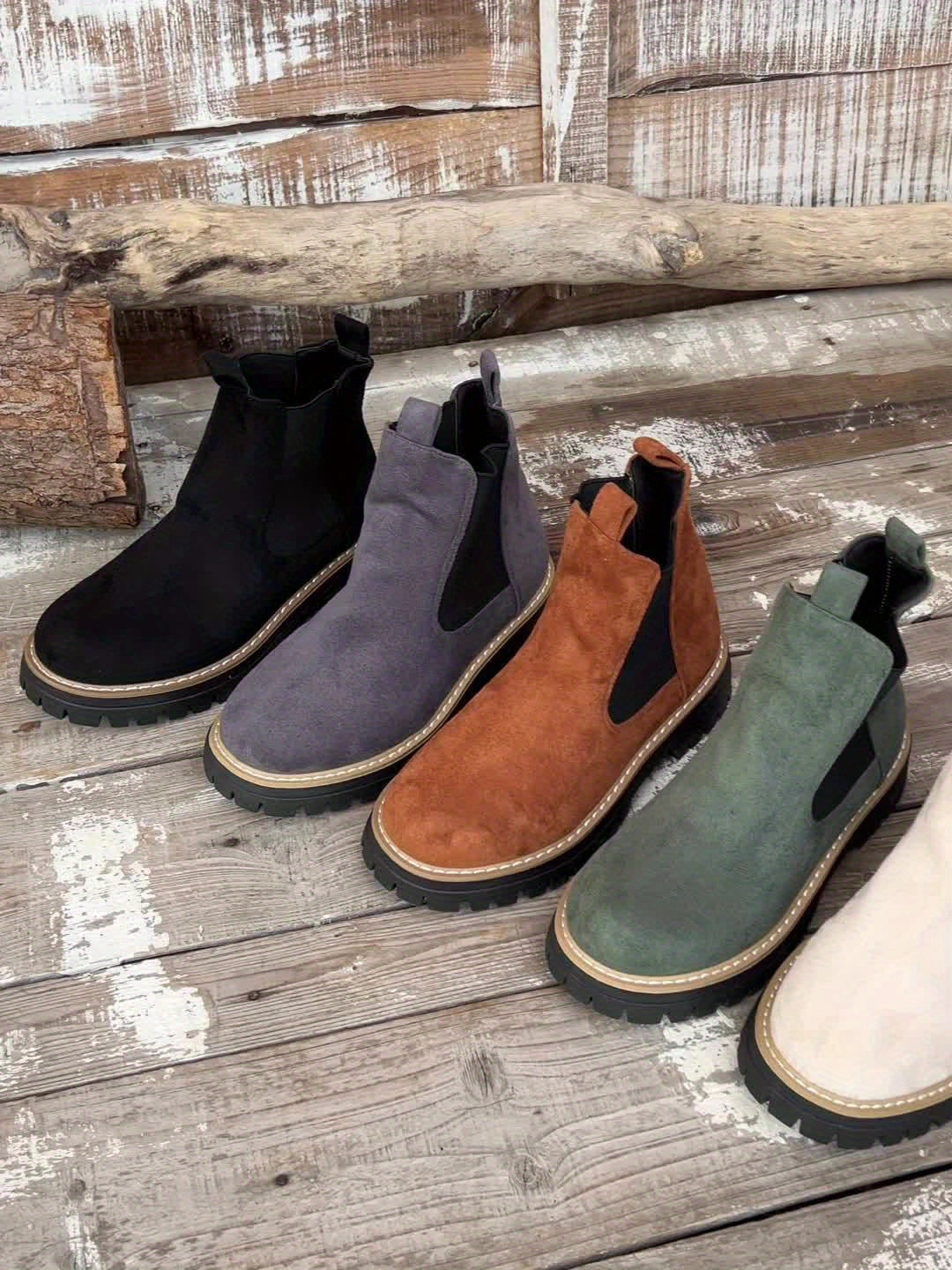 Stivaletti Chelsea neri platform donna, suola dentellata, comfort. Stile casual moda inverno.
