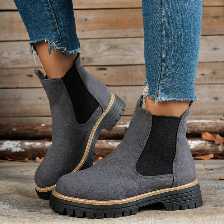 Stivali Chelsea platform grigi con suola dentellata. Perfetti per la moda donna autunno inverno.
