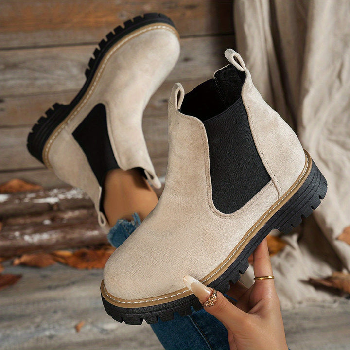 Stivaletti Chelsea marrone scuro platform, suola dentellata. Calzature donna casual per ogni giorno.