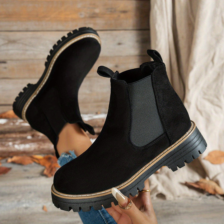 Stivaletti Chelsea donna neri, platform con suola carrarmato e massimo comfort. Look autunno inverno.