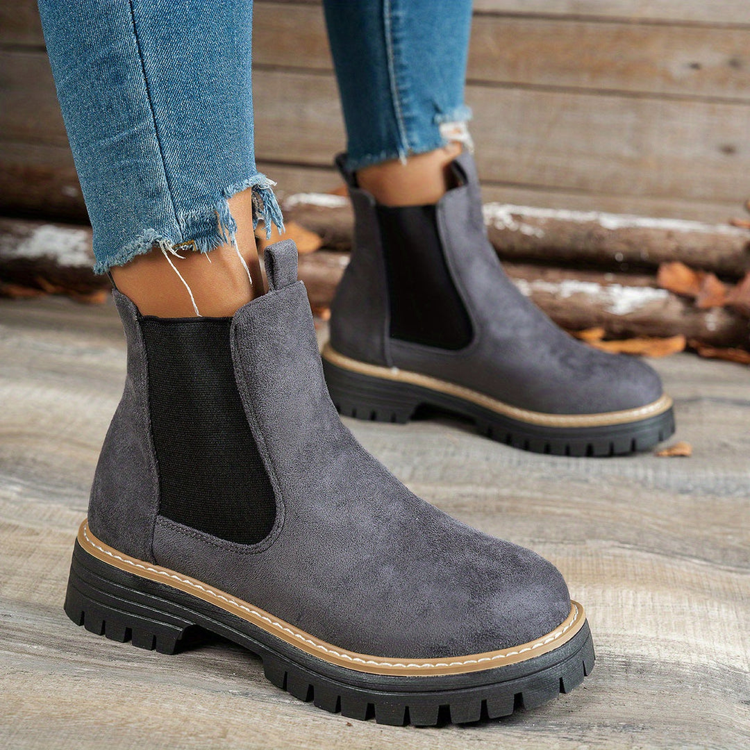 Stivaletti Chelsea grigi, platform con suola dentellata. Stivali donna di tendenza per l'inverno.