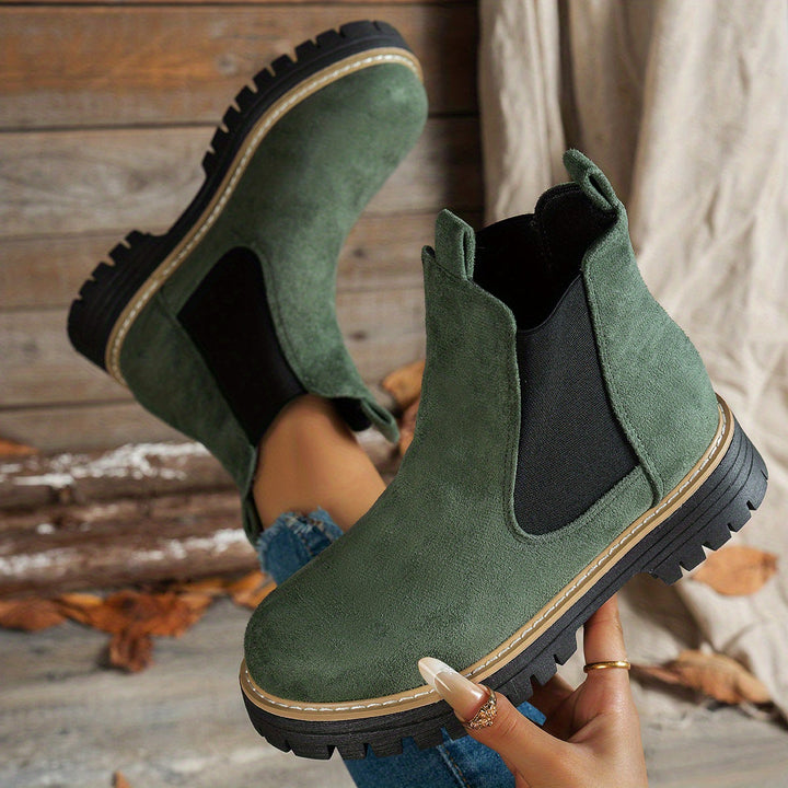 Stivaletti Chelsea verdi platform, suola dentellata. Comfort e moda autunno donna.