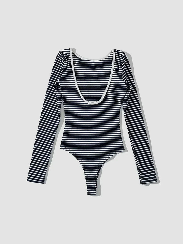Moda donna: body a righe, maniche lunghe e design con schiena scoperta. Top aderente per outfit eleganti.