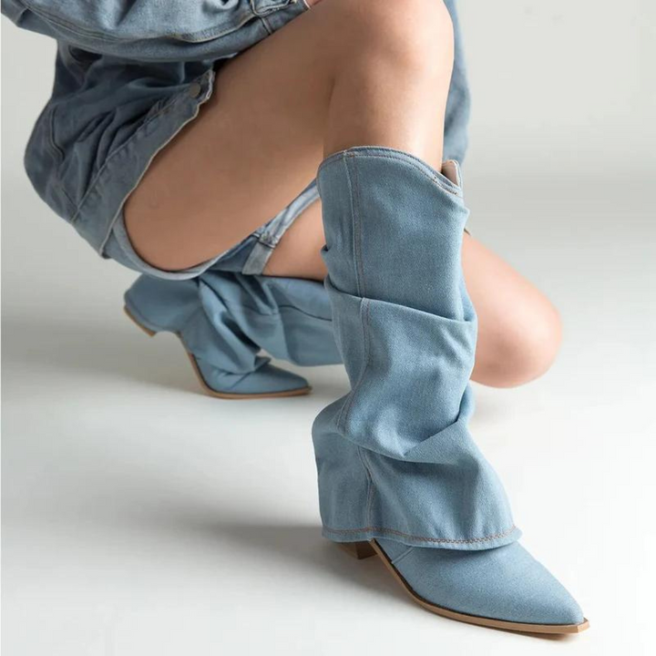 Stivali donna eleganti al ginocchio, con tacco largo plissettato, per un outfit autunno-inverno di tendenza.