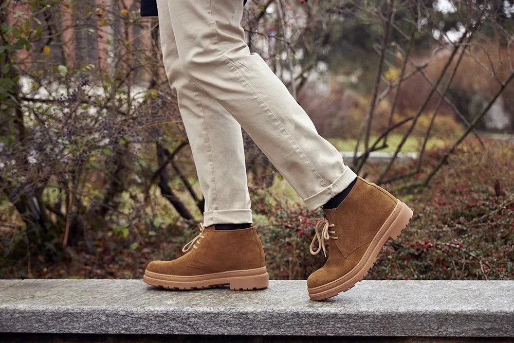 Polacchine uomo rialzate 7 cm cammello, design elegante per un look casual maschile. Comfort e stile garantiti.