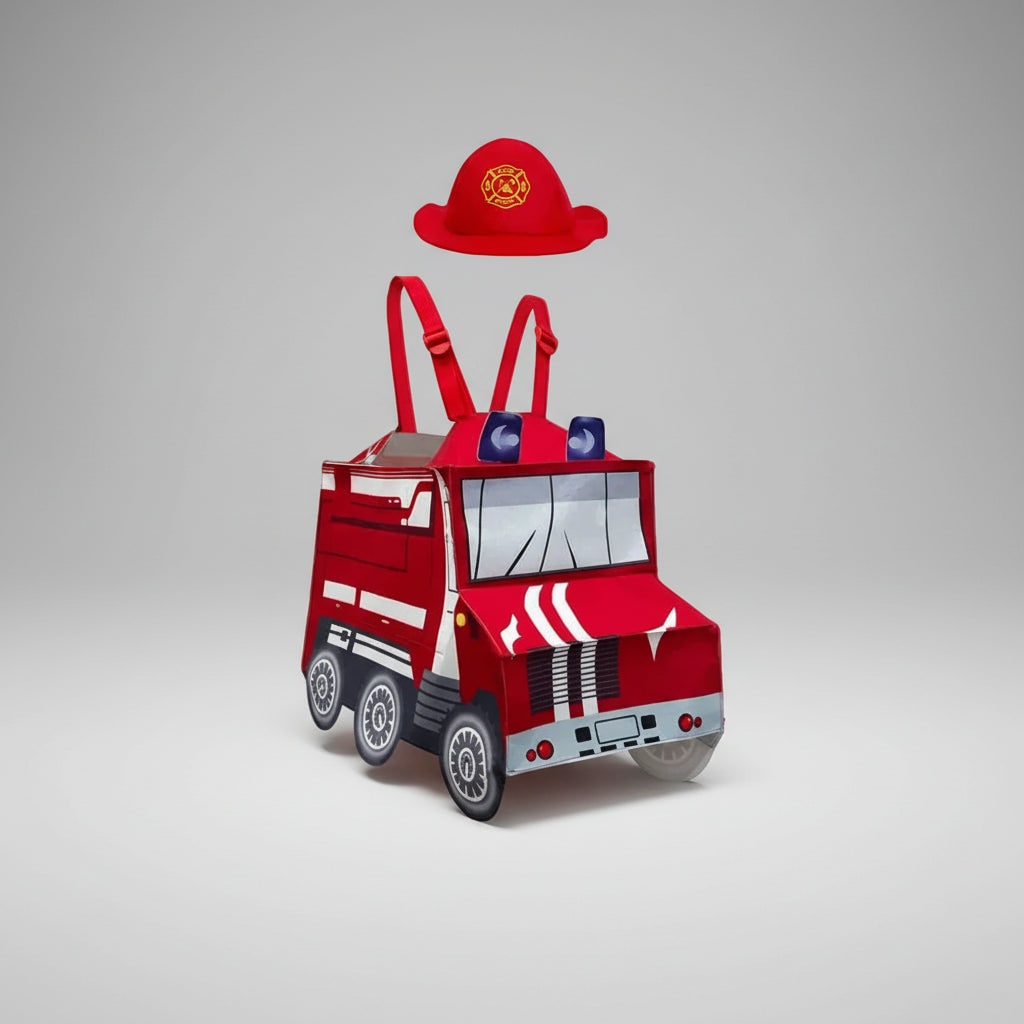 Bambino felice indossa costume da pompiere rosso con casco e strisce riflettenti per travestimenti.