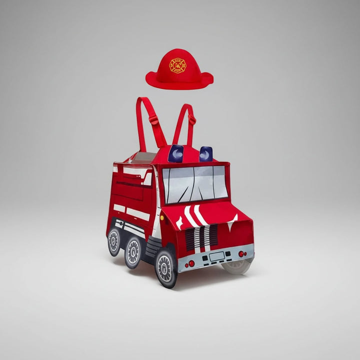 Bambino felice indossa costume da pompiere rosso con casco e strisce riflettenti per travestimenti.