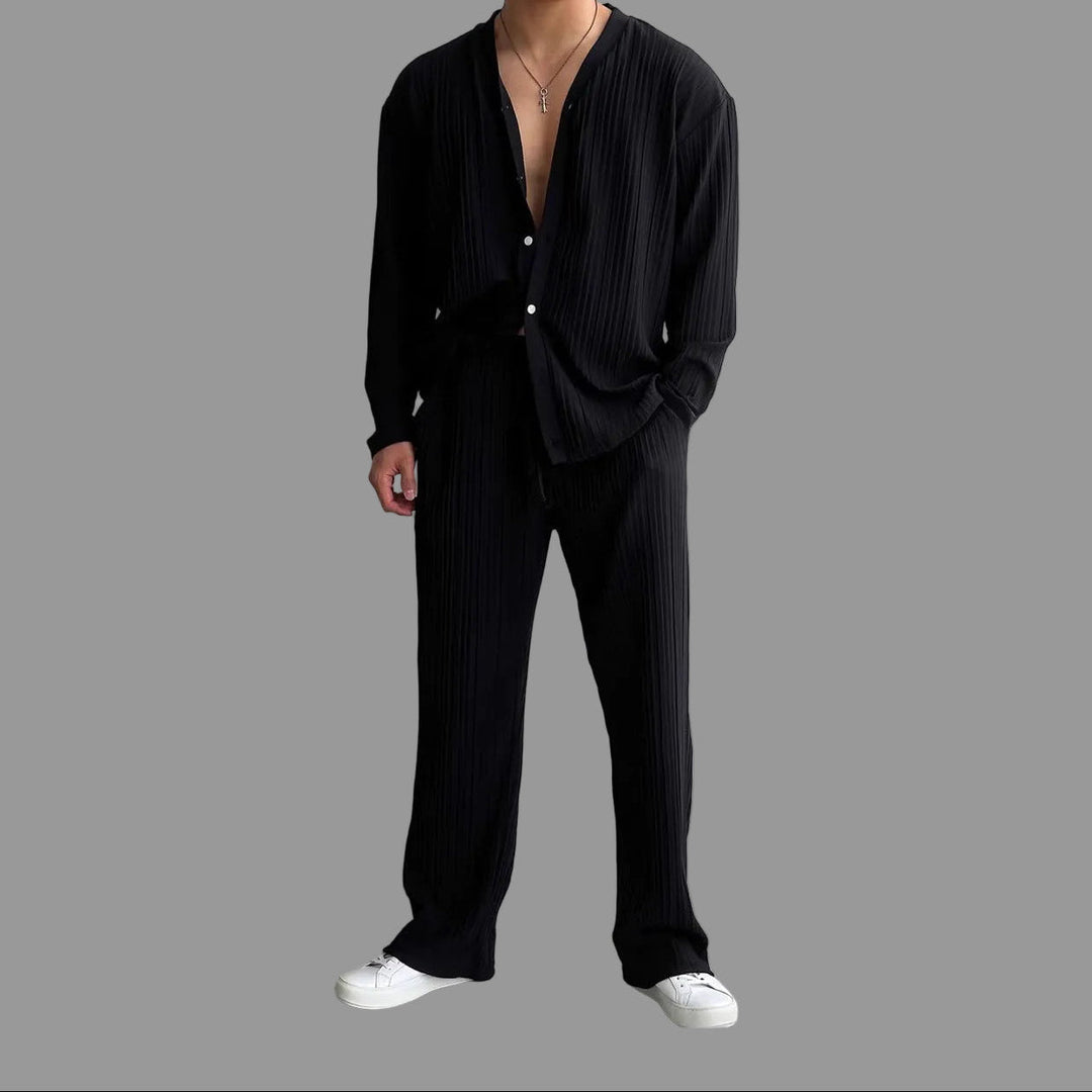 Completo uomo casual elegante nero in due pezzi: camicia e pantaloni tinta unita per un look sofisticato.