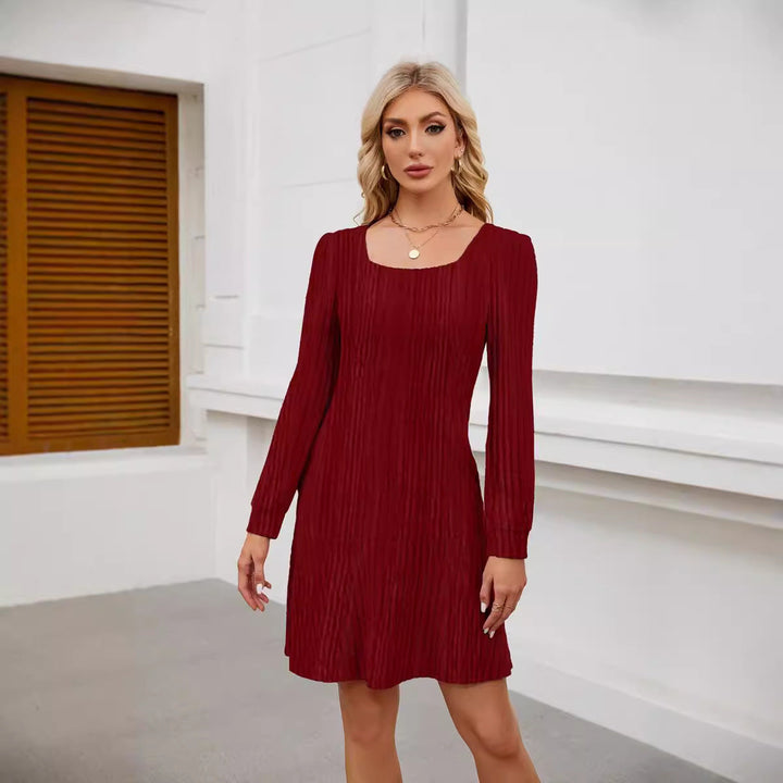 Elegante mini abito donna con scollo quadrato e maniche lunghe, ideale per look sofisticati.